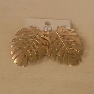 NWT Gold leaf pattern pierced earrings